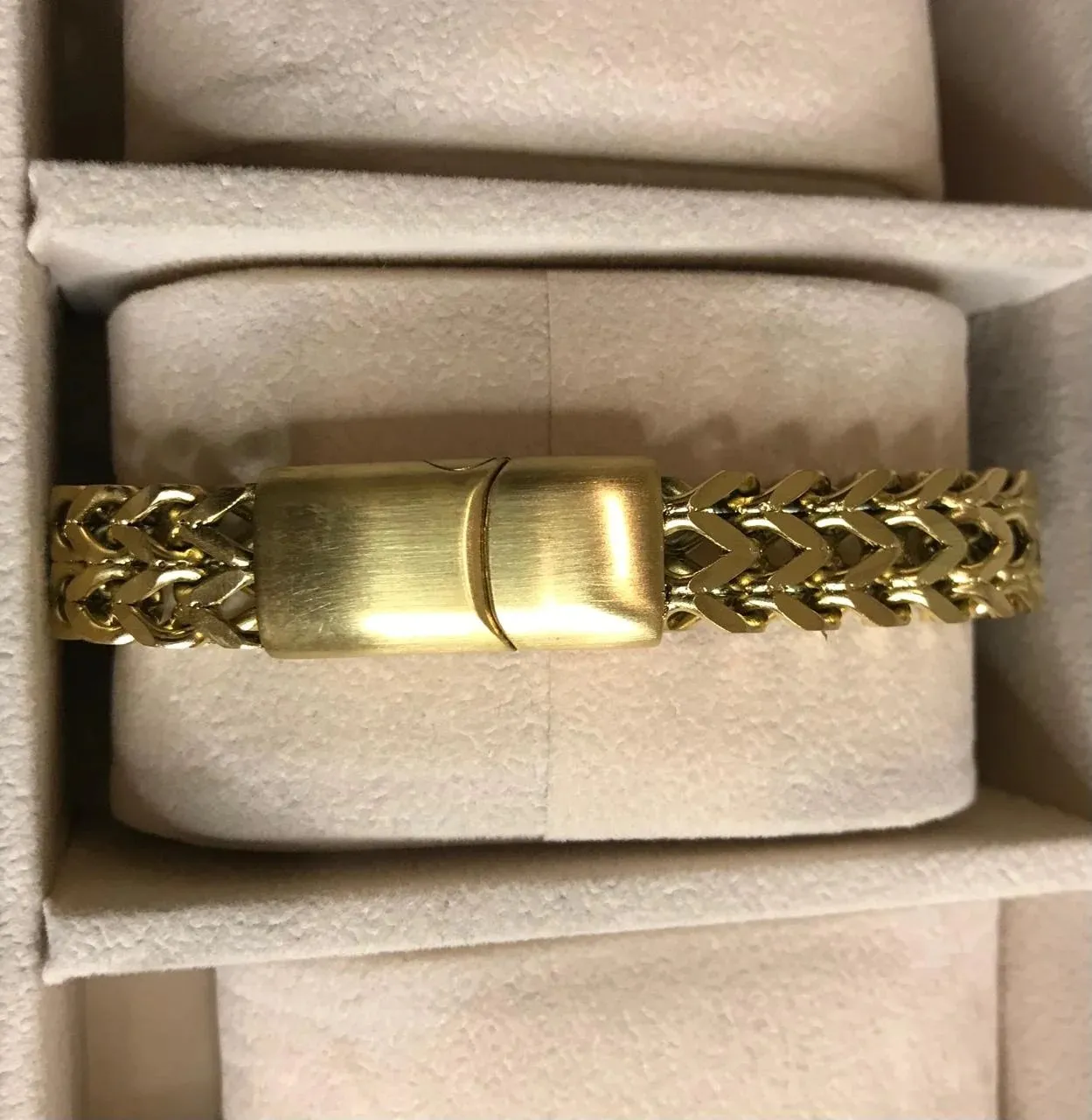 Charming Design Premium-grade Quality Golden Color Bvlgari Bracelet For Men - The Nucleus Clothing